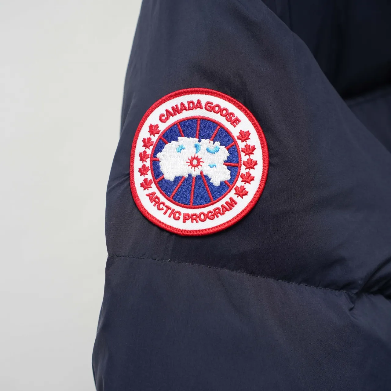 P940 CANADA GOOSE丨Canada Goose 2801 armband mid-length hooded down jacket Color: Dark Blue Size: XS-XXL